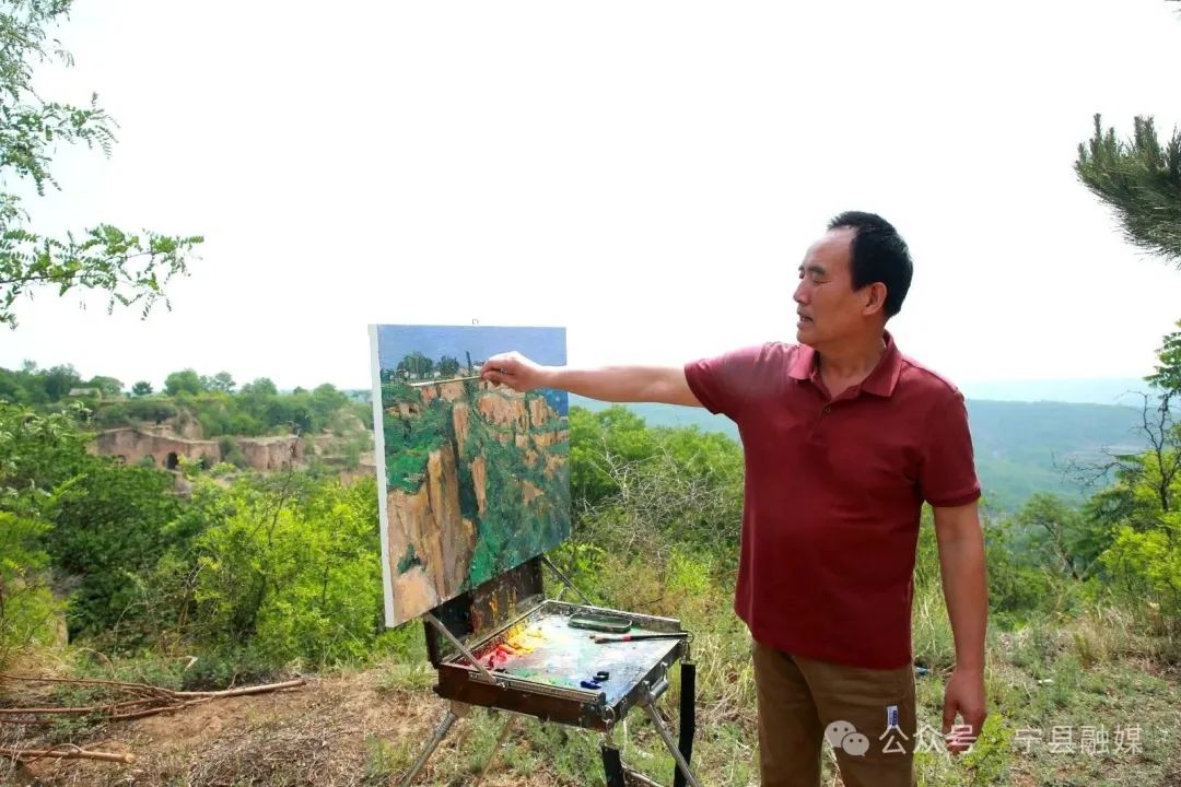 著名油画家张万凌深情回馈故土 向家乡宁县捐赠70余幅画作