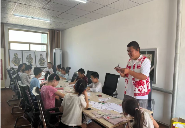 杨鹏飞：巧手剪出红色记忆 匠心传承非遗文化
